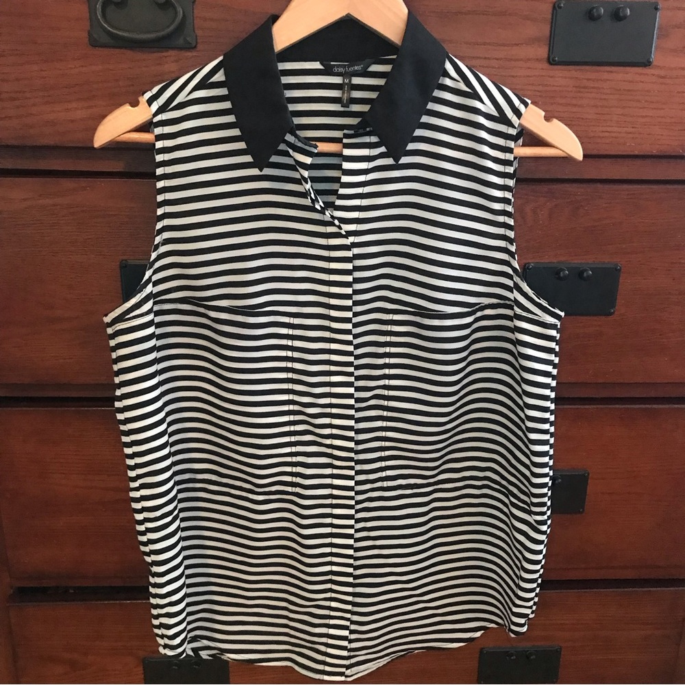 Daisy Fuentes Size Medium Black and White Sleeveless Button Down Summer Top